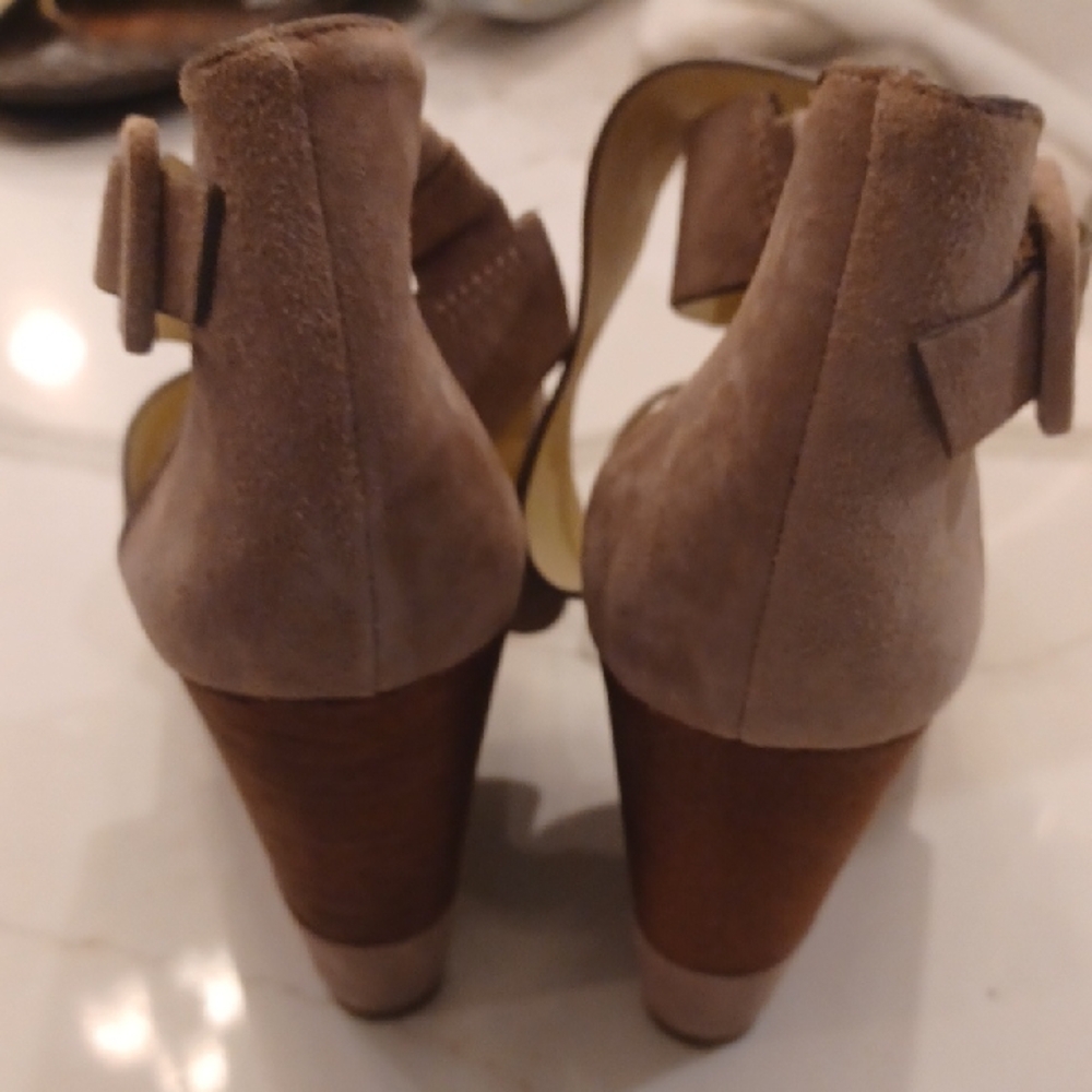 Vince Camuto Milena Tan & Brown Wedge Faux Suede Criss Cross Wedge Sandals Sz 10 - Picture 2 of 15